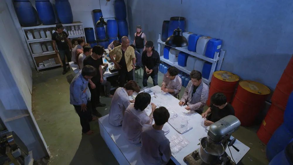 Võ Hiếu xin bọn lính canh cải thiện cuộc sống anh em.