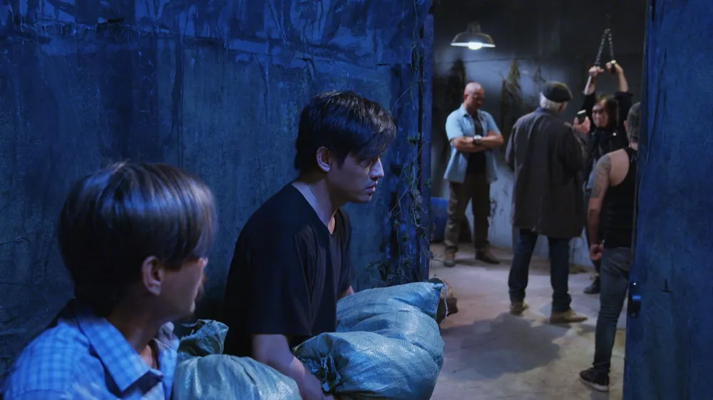 Duy Kha bắt Chín đưa xuống hầm bí mật.