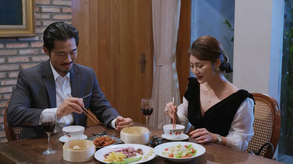 Chiêu Dương trao đổi với Lão Bàng. Ảnh: SV