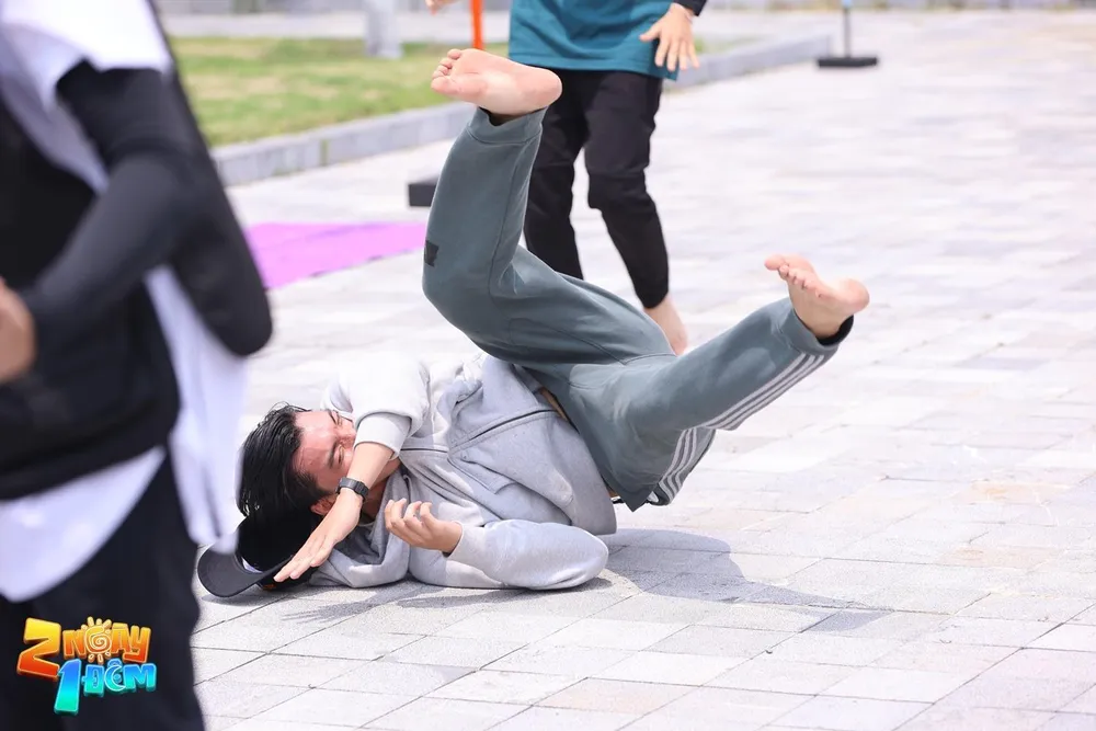 HIEUTHUHAI bị té khi thực hiện thử thách. HIEUTHUHAI bị té khi thực hiện thử thách.