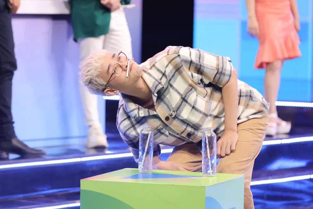 Hải Triều với vòng Đôi môi khéo léo. Hải Triều với vòng Đôi môi khéo léo.