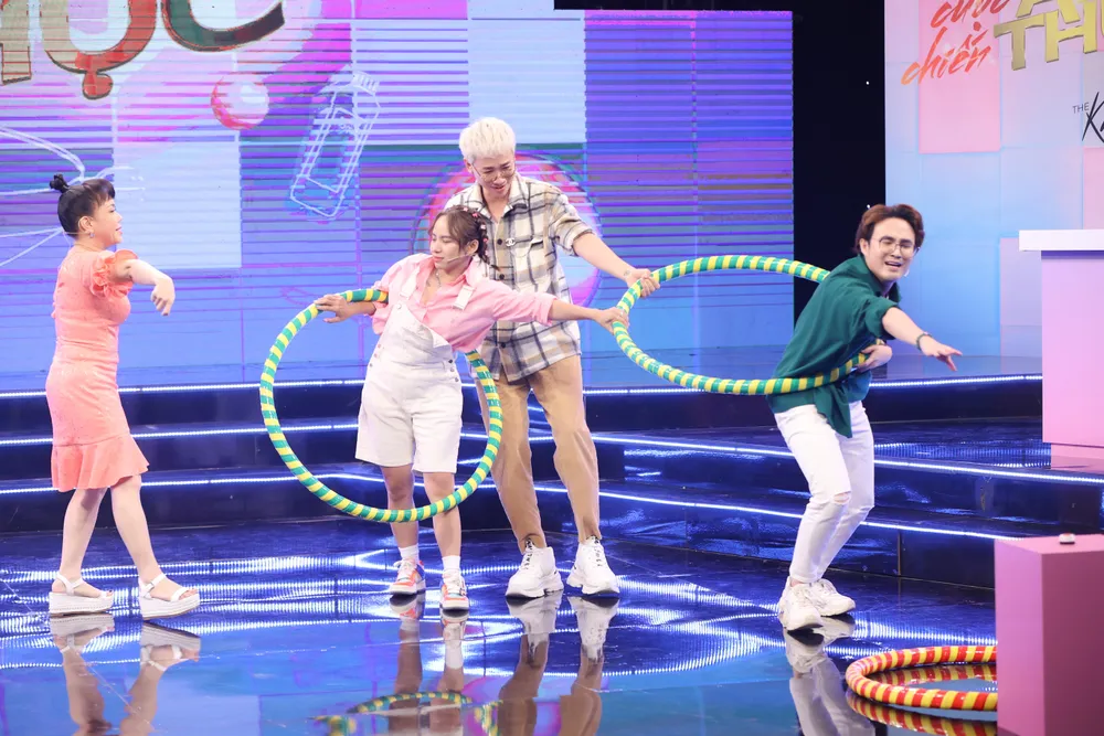 Các nhân vật chơi lắc vòng. Các nhân vật chơi lắc vòng.