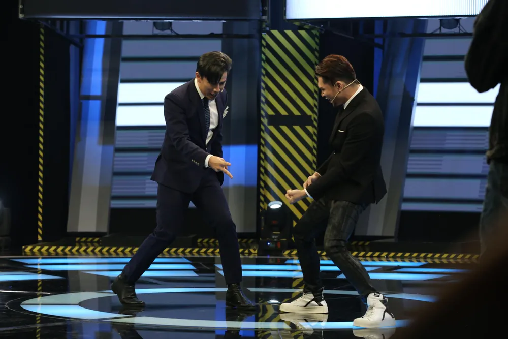 Hai đội chủ nhà chơi với nhau.