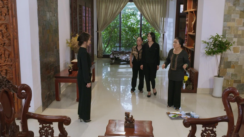 Chiêu Dương về gặp gia đình.