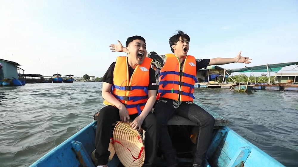 Cả hai nhân vật tại Làng bè Long Sơn. Ảnh: CTCC