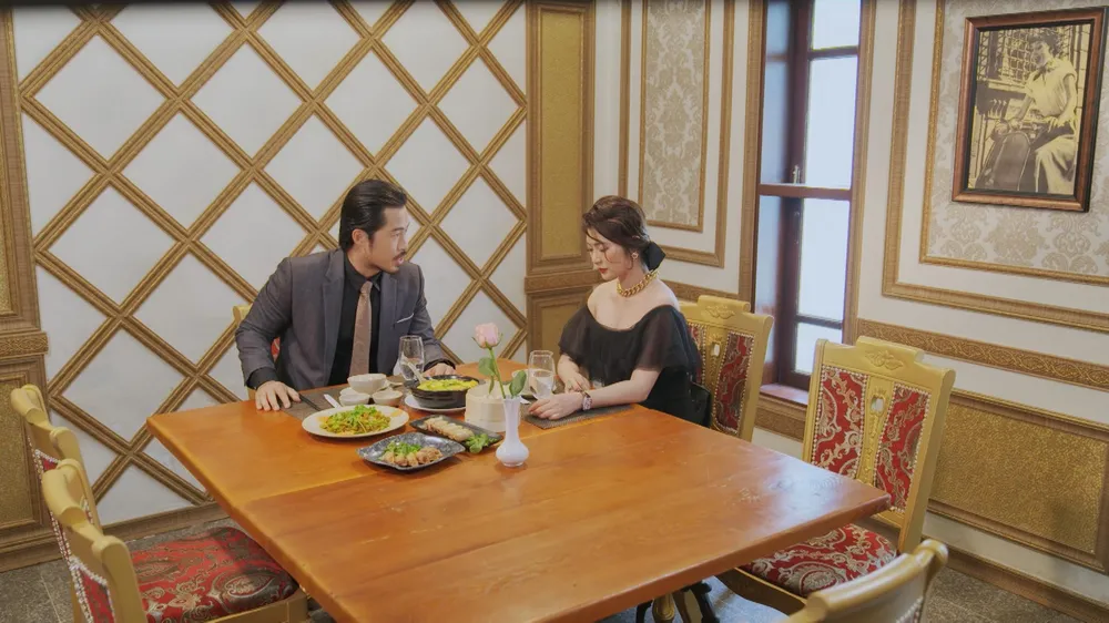 Chiêu Dương nói chuyện với lão Bàng. Ảnh: SV Chiêu Dương nói chuyện với lão Bàng. Ảnh: SV