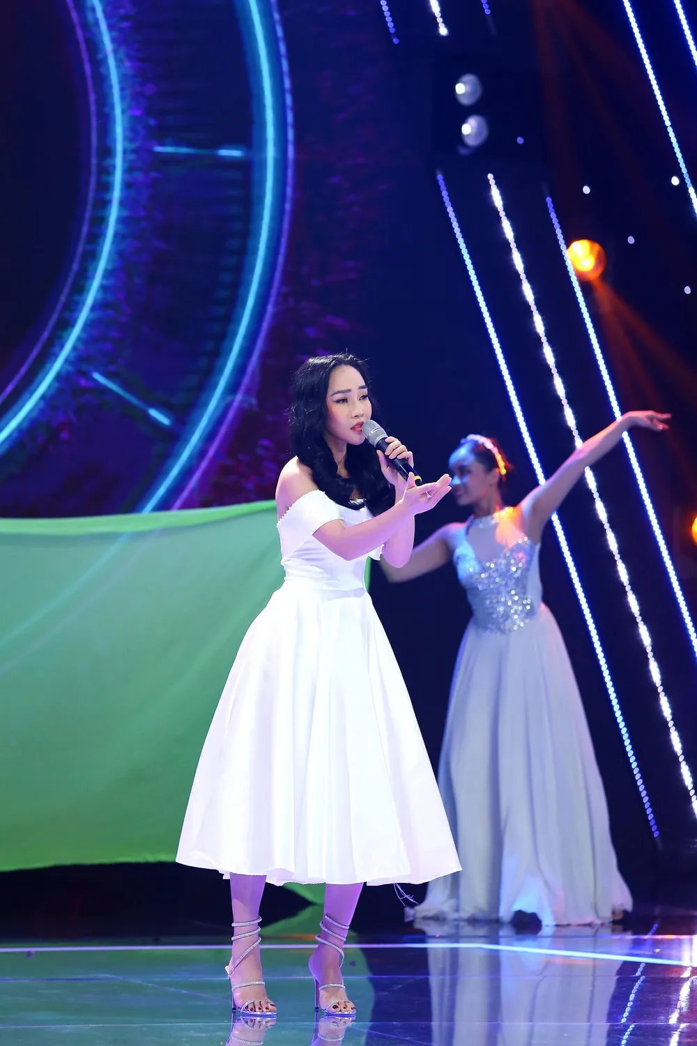 Lý Thu Thảo trình diễn trên sân khấu.