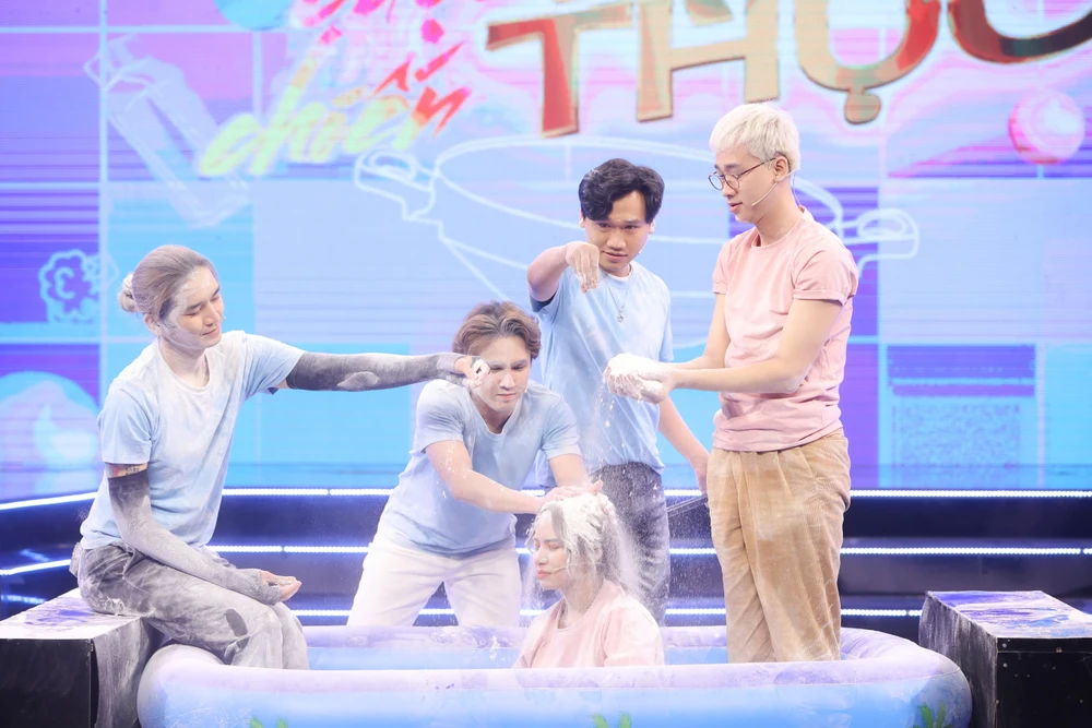 Các nhân vật gội đầu bằng bột ngay trên sân khấu.