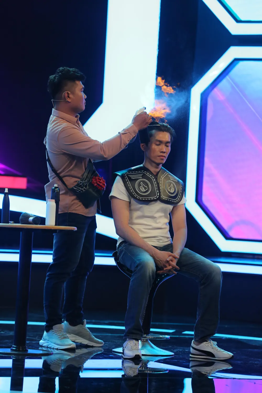 Tài năng cắt tóc bằng lửa xuất hiện tại chương trình. Tài năng cắt tóc bằng lửa xuất hiện tại chương trình.