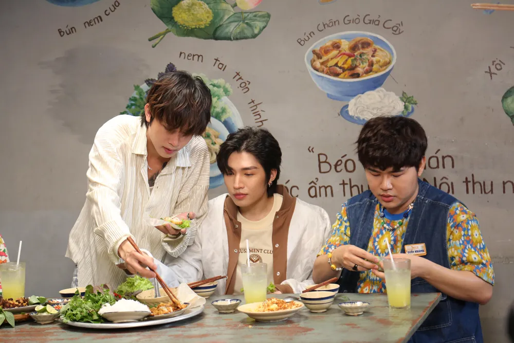 Hai thực khách thưởng thức món ăn.