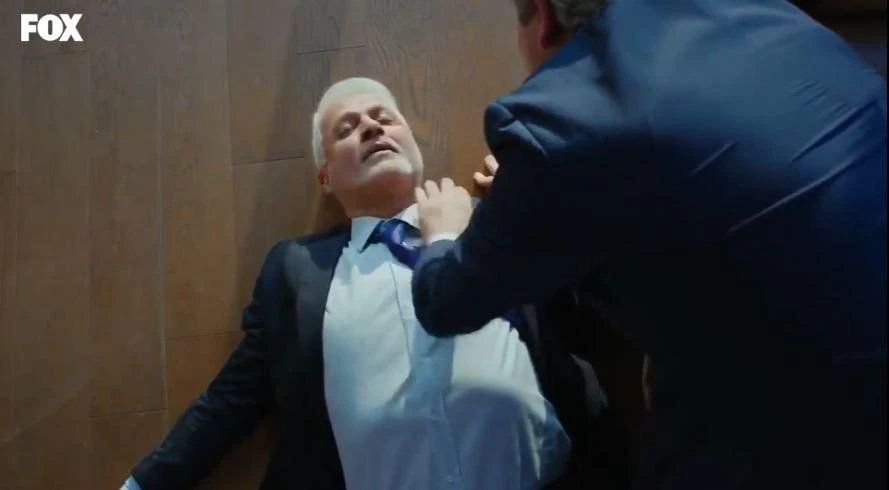 Halit bất tỉnh trong phòng.