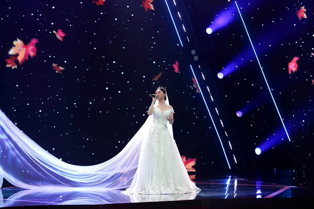 Đào Kỳ Anh với ca khúc Cỏ úa trên sân khấu. Ảnh: CTCC Đào Kỳ Anh với ca khúc Cỏ úa trên sân khấu. Ảnh: CTCC