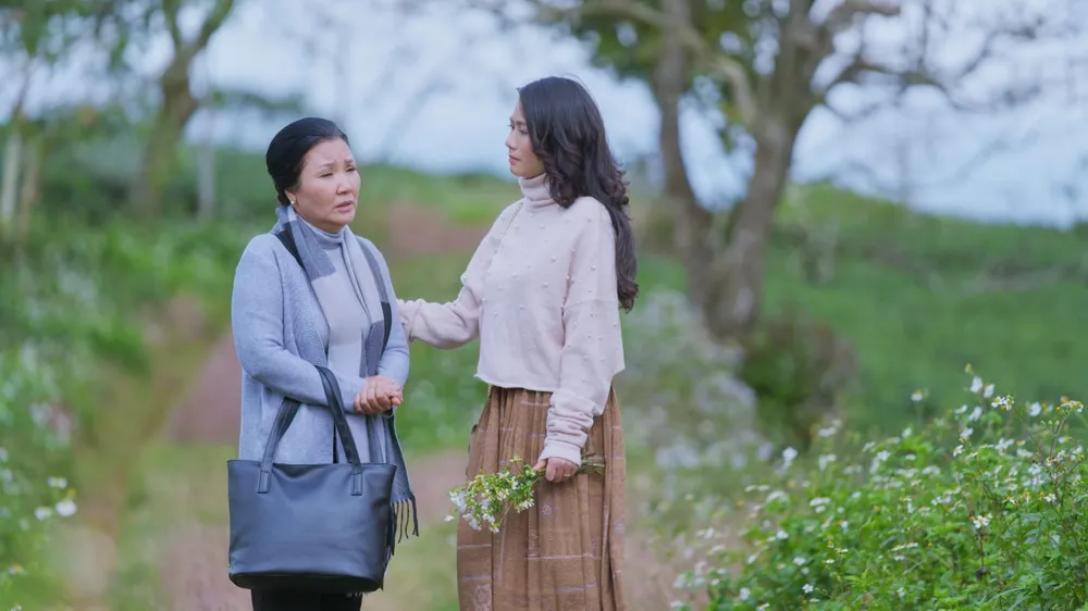 Bà Hiền kể lại Trúc Trà nghe chuyện Chiêu Dương. Ảnh: CTCC