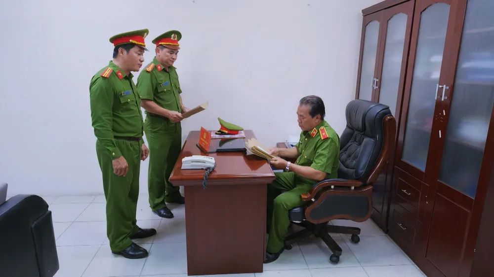 Chỉ huy ban chuyên án bất ngờ khi phát hiện kẻ tiếp tay.