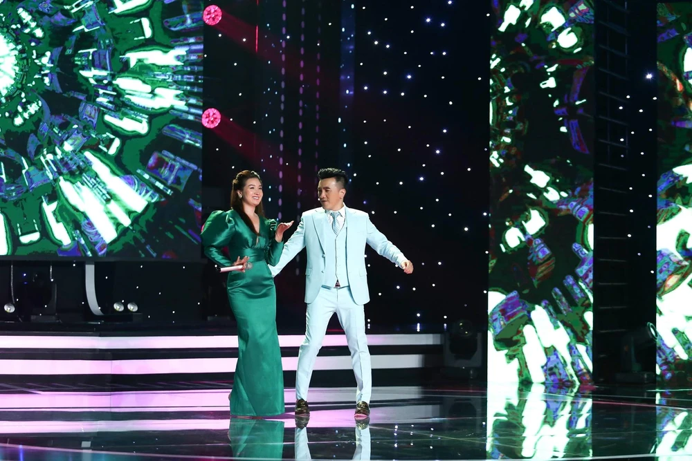 Dương Ngọc Thái hát cùng người vợ của mình.