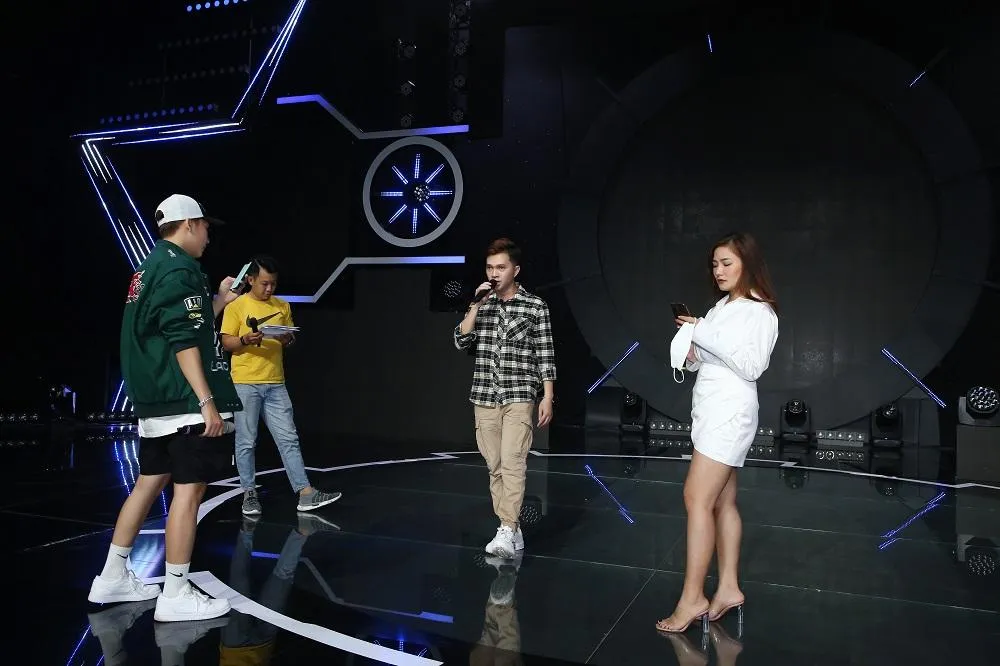 Nam Cường tập dợt trên sân khấu.