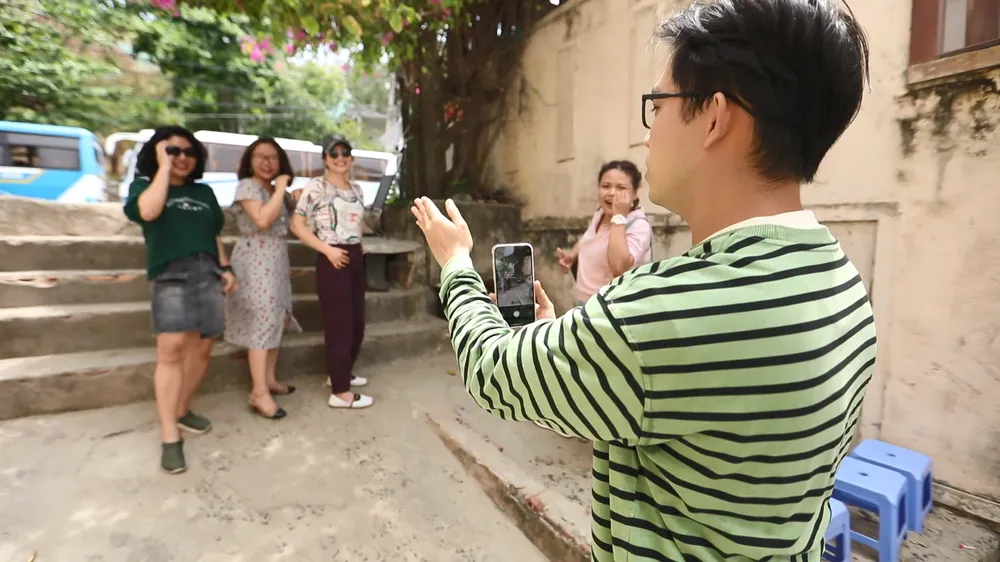 MC Quốc Bảo chụp hình cho những người được mời. MC Quốc Bảo chụp hình cho những người được mời.