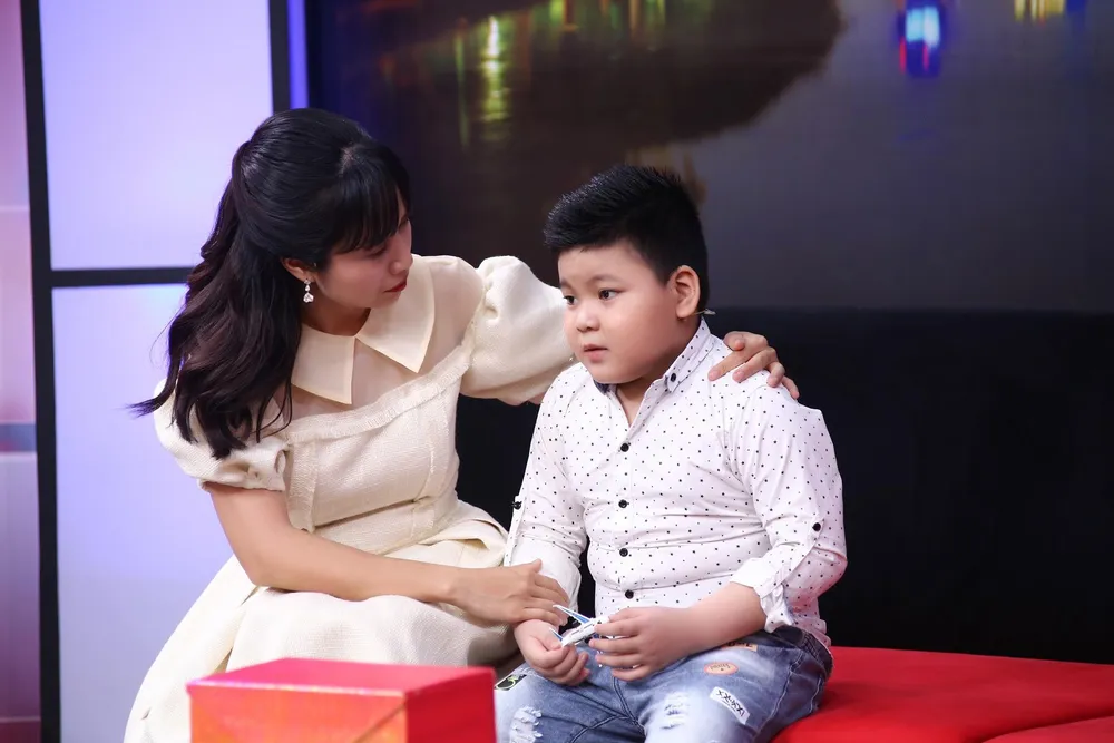 Bé Ngọc Thịnh chia sẻ với MC Ốc Thanh Vân.