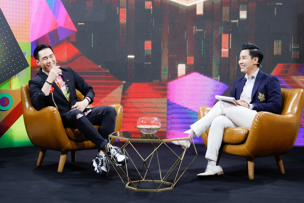 Khánh Phương Và MC Nguyên Khang.