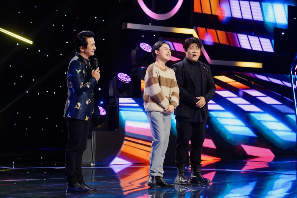 Hai nhân vật nghe nhận xét từ ban giám khảo.