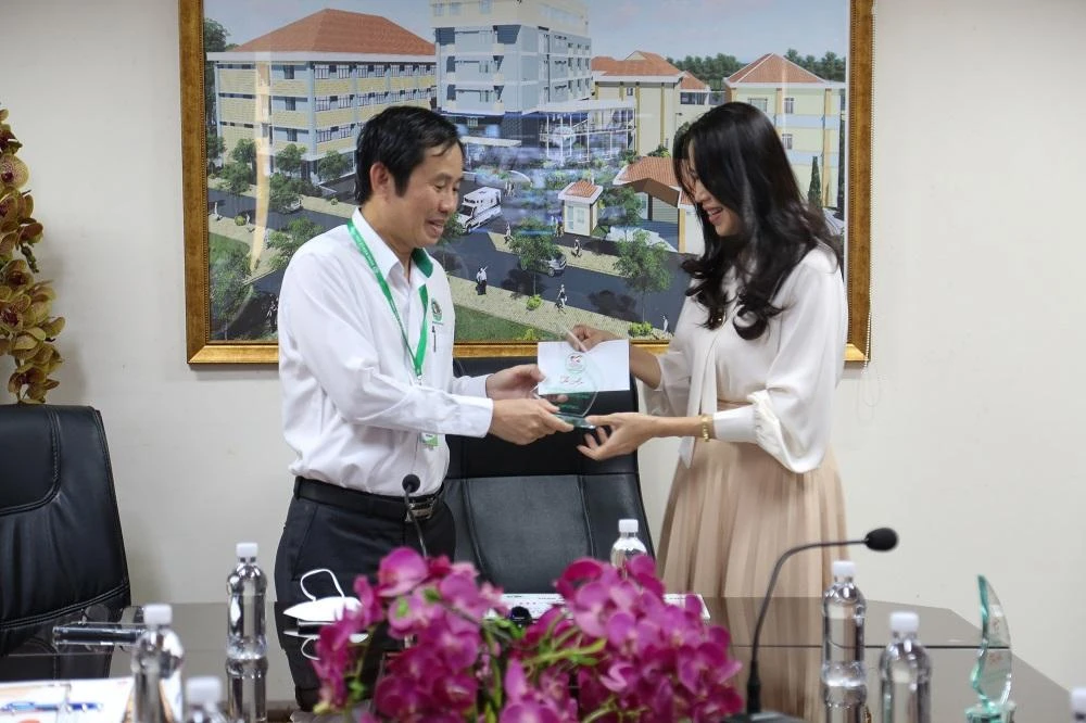 MC Quỳnh Hoa gửi ủng hộ từ chương trình.