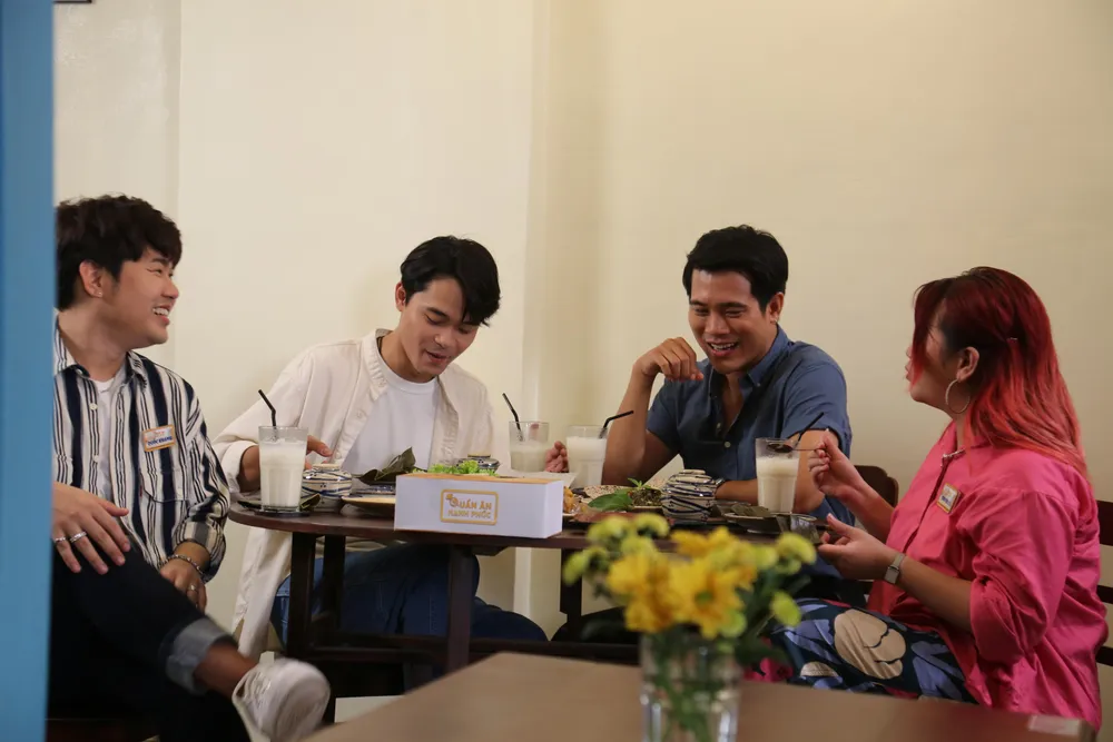 Thực khách thưởng thức món ăn trong chương trình.