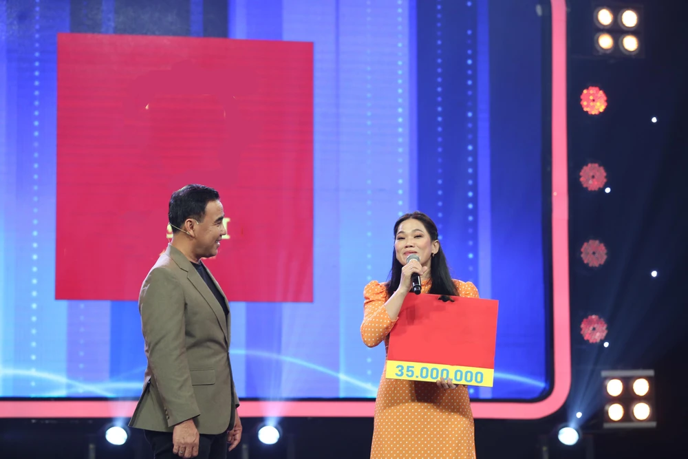 Chị Ngô Thị Kim nhận thưởng chương trình.