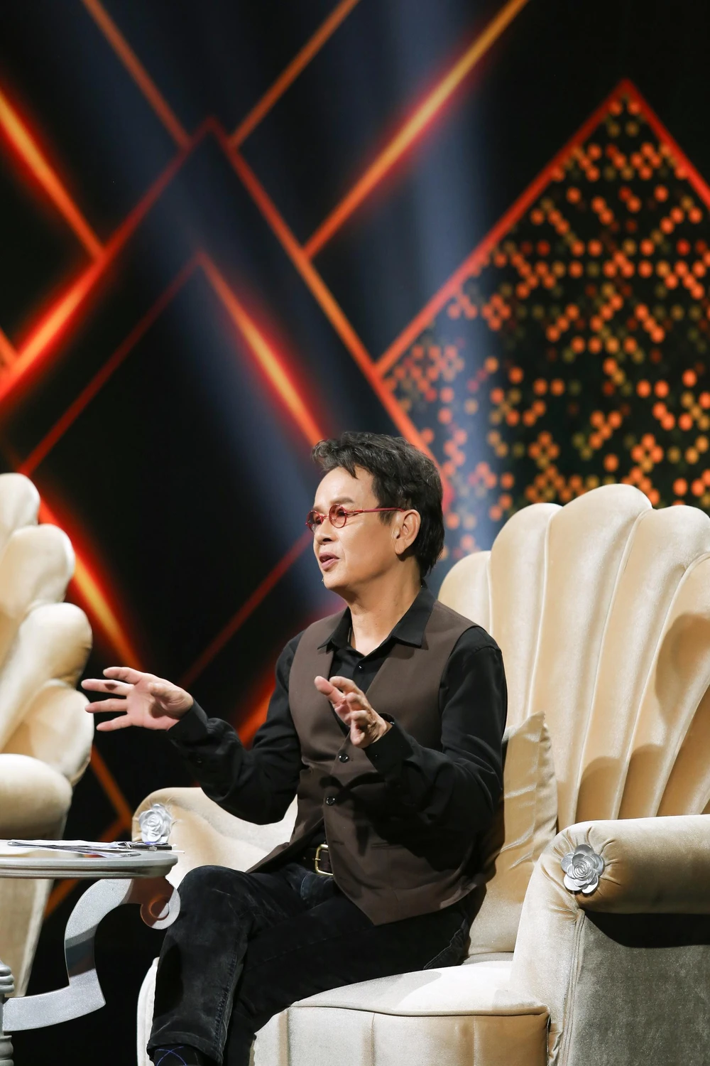 Nhạc sĩ Đức Huy nhận xét với thí sinh. Nhạc sĩ Đức Huy nhận xét với thí sinh.