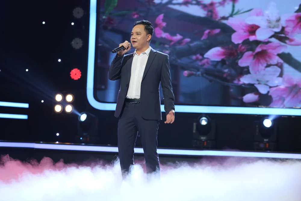 Nguyễn Thành Trung hát tại chương trình.