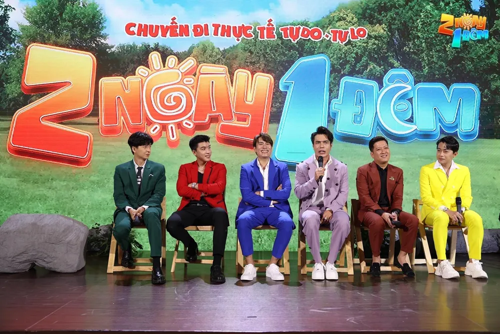 Dàn cast trả lời báo chí.