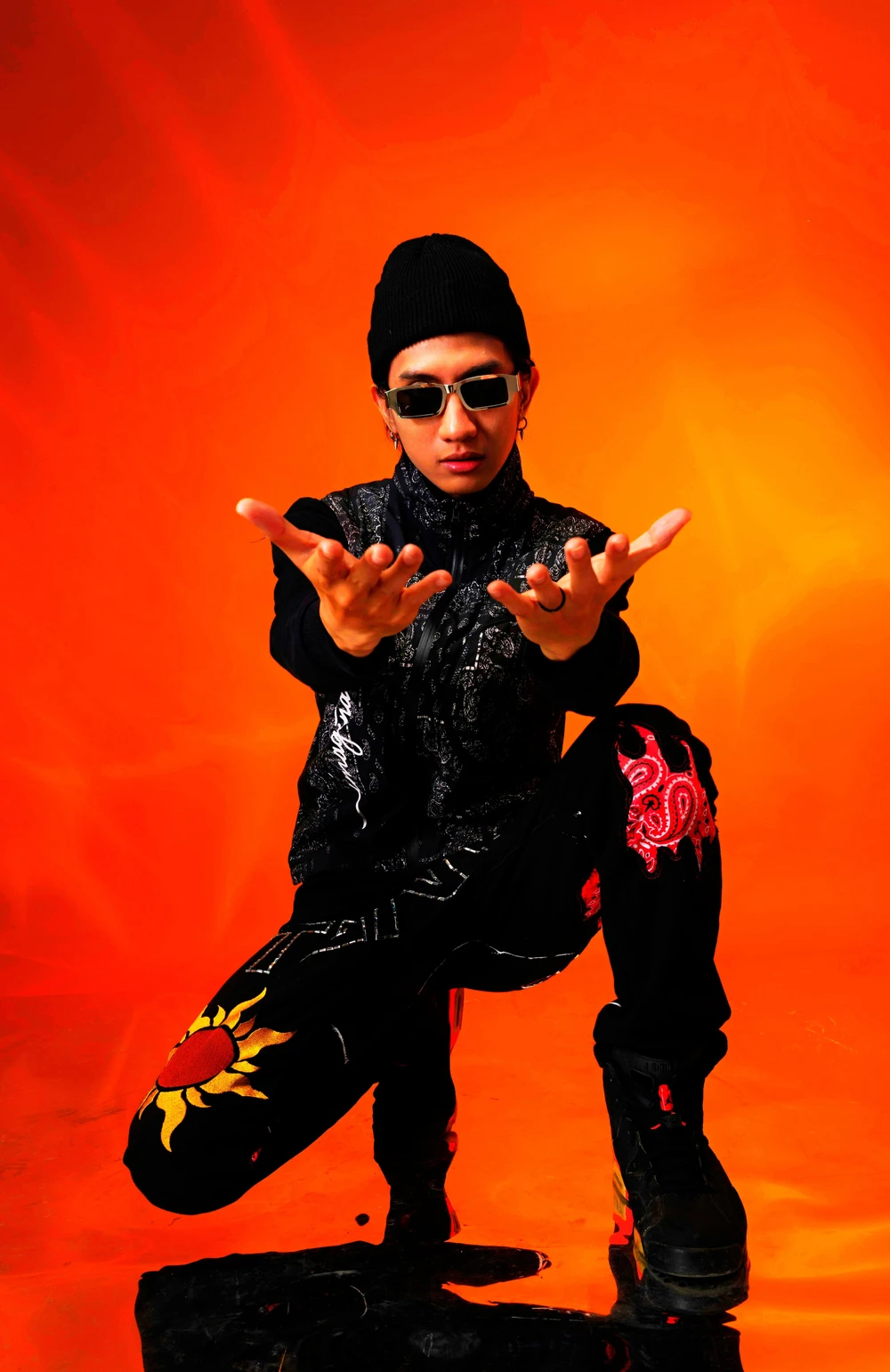 Hình ảnh đầy cá tính của Tony D. trong lần ra mắt ca khúc Tiền.