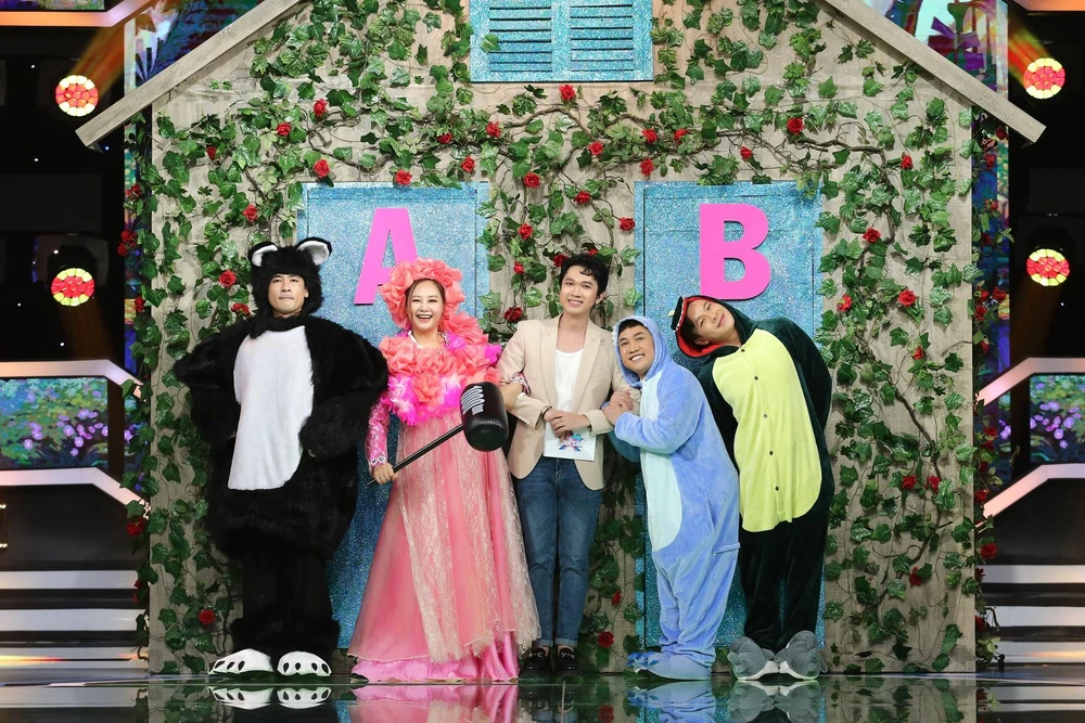 Các thành viên 2 đội trong chương trình.