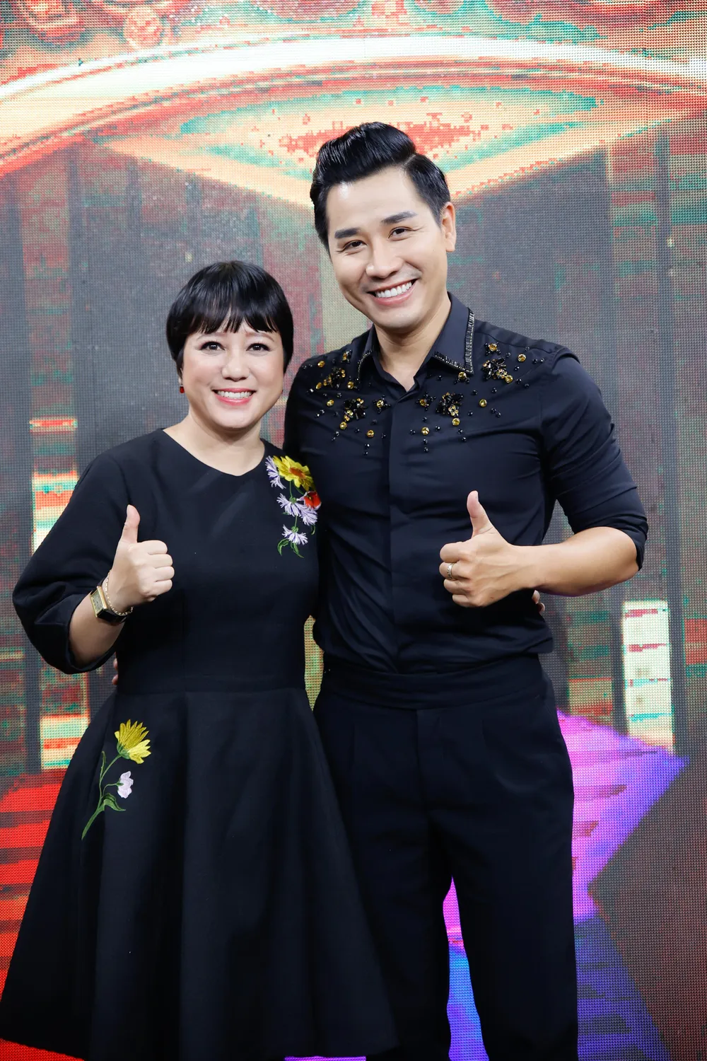 Ngọc Linh chụp ảnh kỷ niệm với chương trình. Ngọc Linh chụp ảnh kỷ niệm với chương trình.