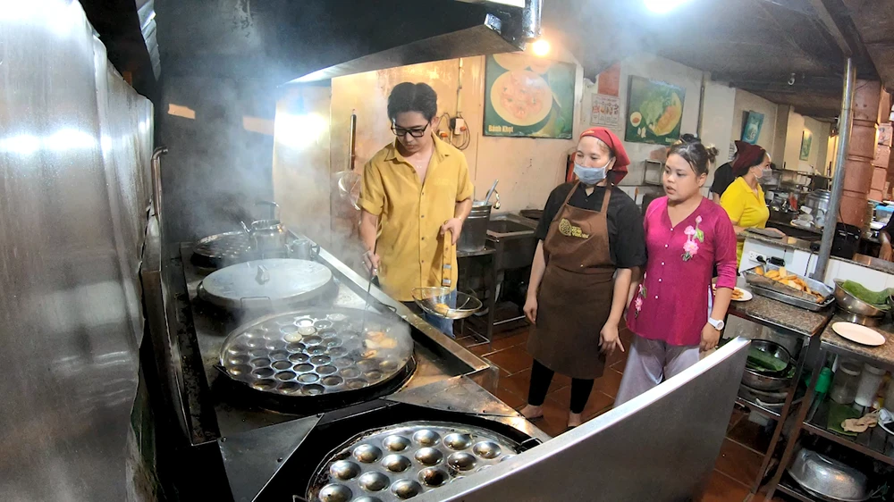 Cả hai thử thách đổ bánh khọt.