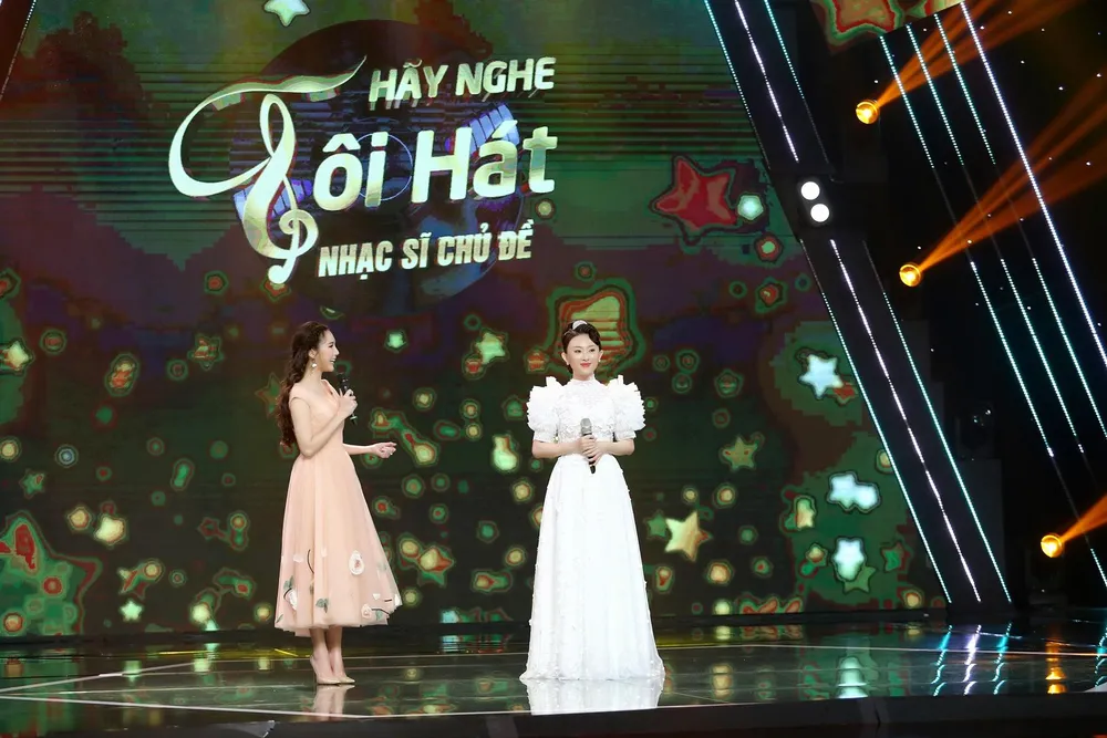 Đào Kỳ Anh nghe nhận xét từ ban giám khảo. Đào Kỳ Anh nghe nhận xét từ ban giám khảo.