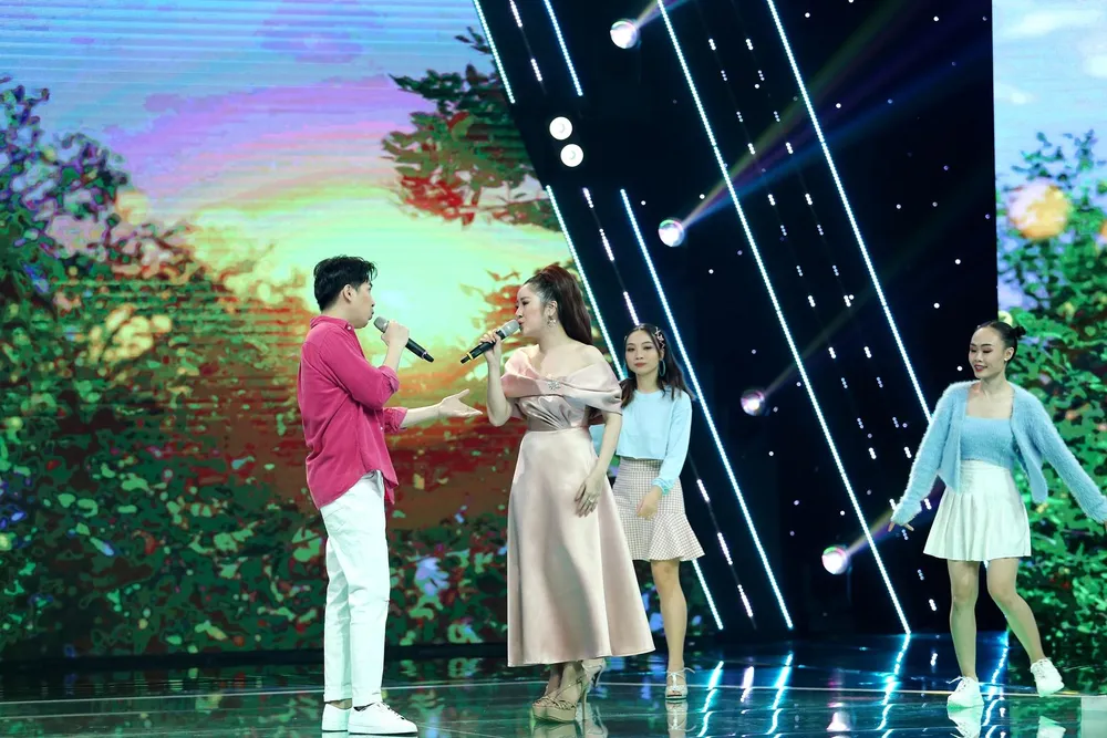 Lê Thu Uyên và Tấn Đạt song ca với nhau. Ảnh: CTCC Lê Thu Uyên và Tấn Đạt song ca với nhau. Ảnh: CTCC