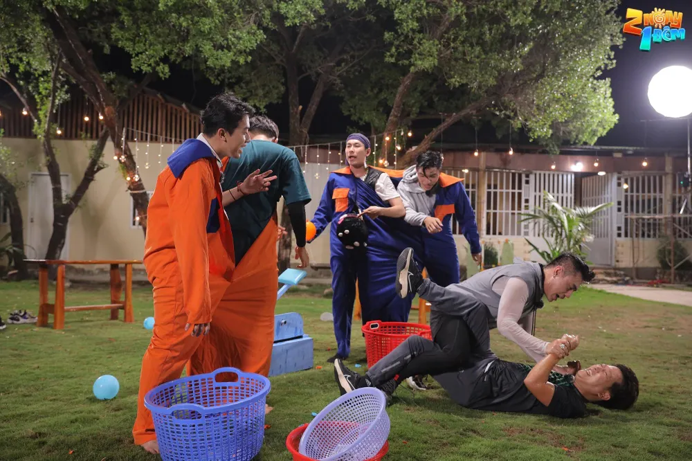 Cuộc hỗn chiến của sáu anh em trong chương trình. Cuộc hỗn chiến của sáu anh em trong chương trình.