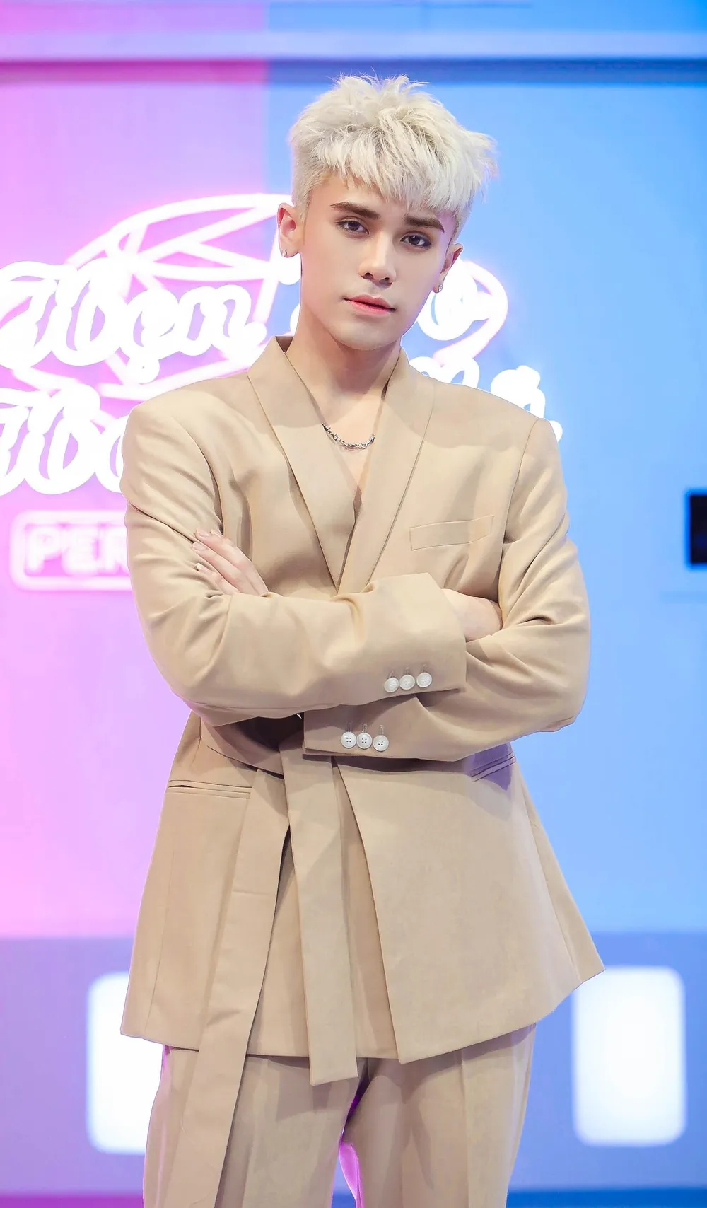 Nam DJ Phương Đông. Nam DJ Phương Đông.