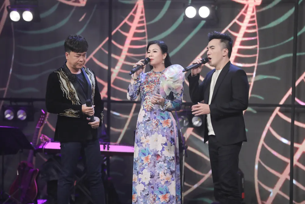 Cả ba tam ca liên khúc Hương sầu riêng muộn – Bông ô môi. Cả ba tam ca liên khúc Hương sầu riêng muộn – Bông ô môi.