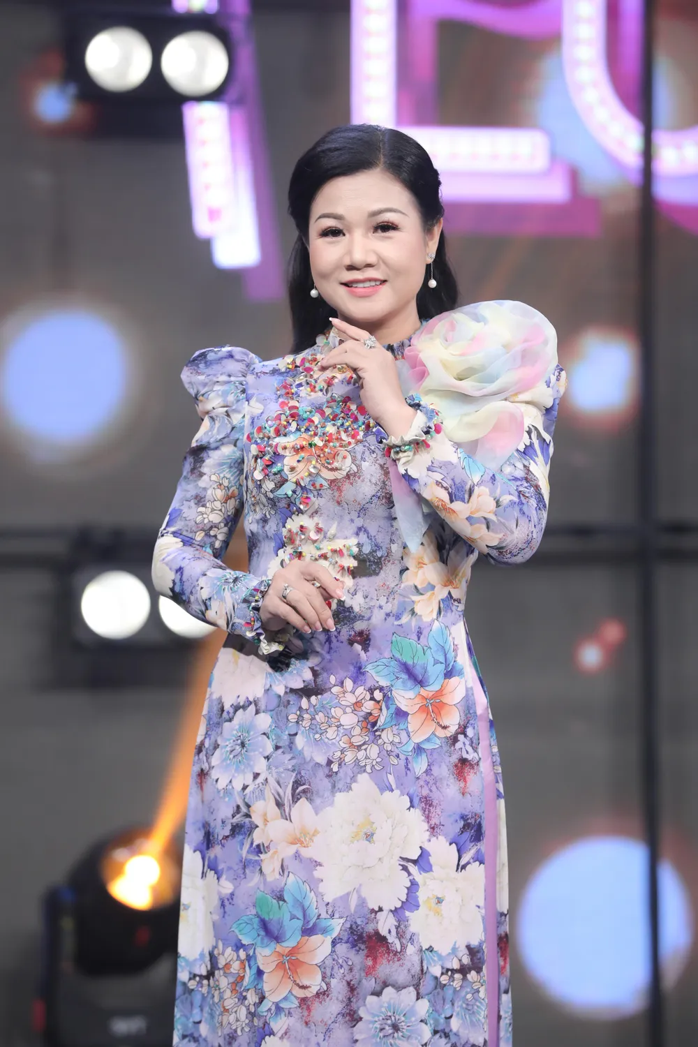 Ca sĩ Dương Hồng Loan xuất hiện tại chương trình. Ca sĩ Dương Hồng Loan xuất hiện tại chương trình.