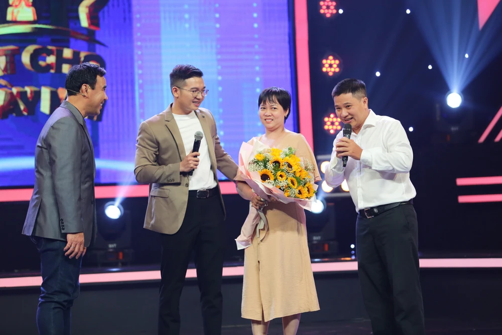 Nữ bệnh nhân cùng chồng xuất hiện trên sân khấu chương trình.