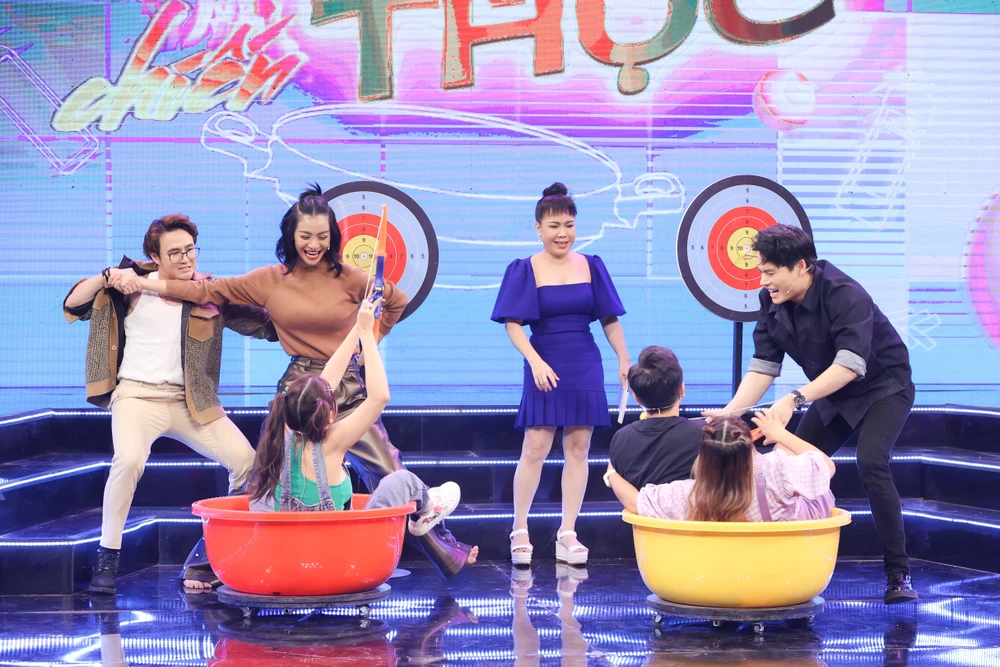 Các nhân vật trong phần thi chương trình.