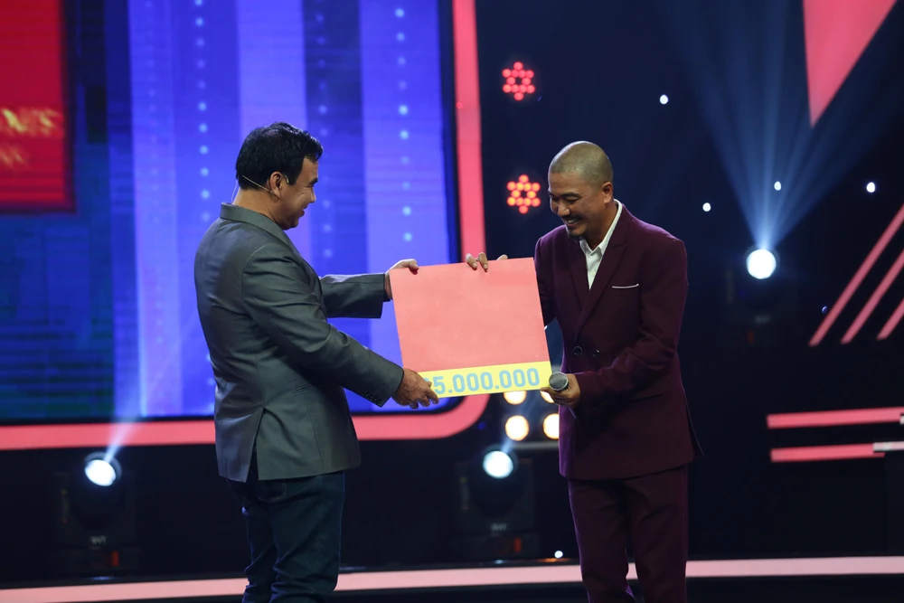 Anh Long nhận được tiền thưởng chương trình.