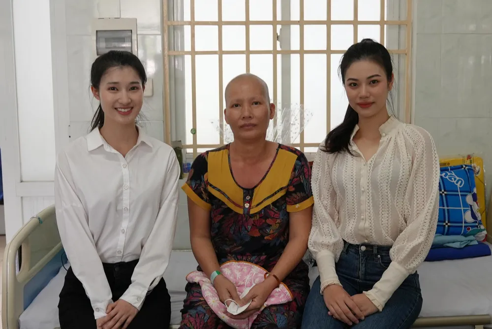 Các thí sinh chụp hình với các bệnh nhân.