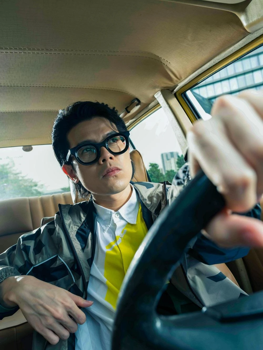 Hình ảnh chàng trai trong MV.