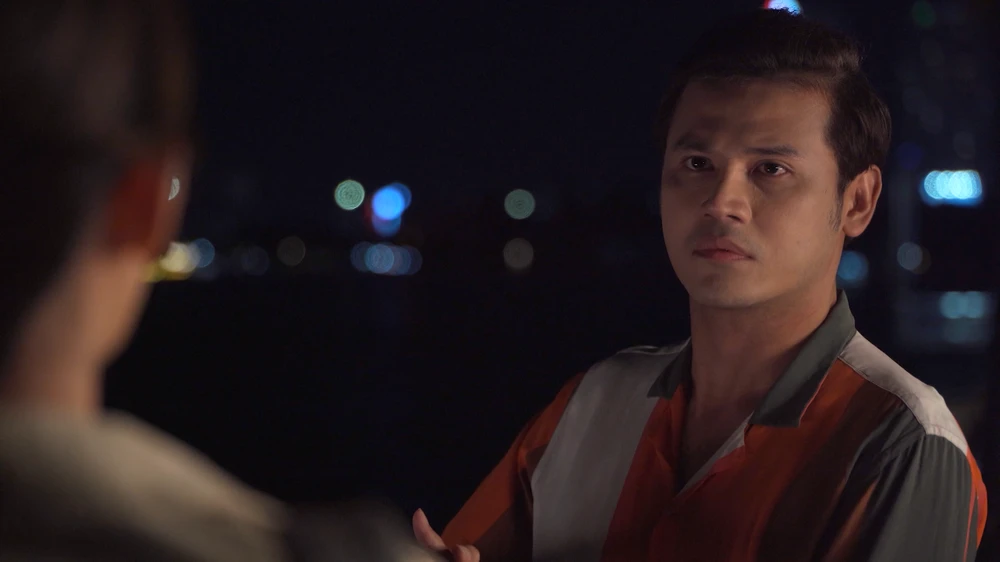 Nam Thiên ở bên cạnh Yến suốt đêm.