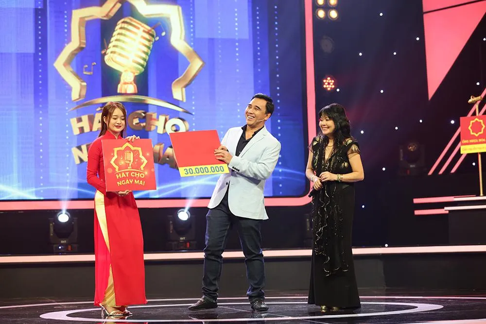 Bác sĩ Thủy rút được chiếc mic vàng của chương trình.