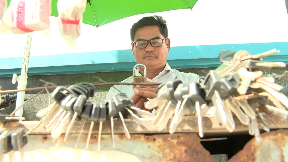 Hình ảnh anh Tuấn với công việc sửa khóa. Ảnh: CTCC