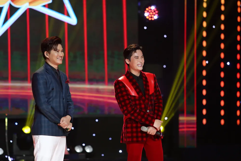 Minh Sang nghe nhận xét từ ban giám khảo. Minh Sang nghe nhận xét từ ban giám khảo.