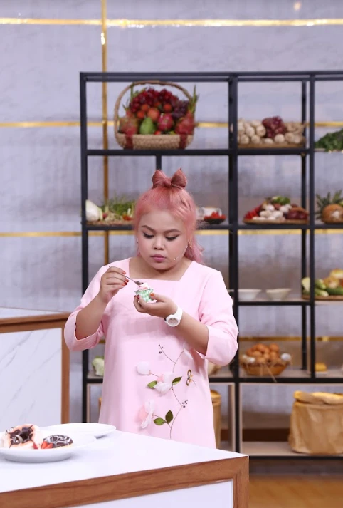 Ngọc Hoa nếm thử món ăn.